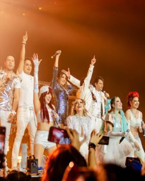 Naydelin Navarrete Instagram - Lo que comenzó como una fecha en la Arena cdmx se convirtió en 3 presentaciones (Mty, gdl) no habíamos siquiera hecho la primera y por el sould out se abrieron más lugares que por supuesto se volvieron a agotar. Fue tal la respuesta del público, que una semana antes de la fecha, nos anunciarían que “2000s x siempre” haría gira por toda la República en marzo del 2024…
 Todo esto sin antes subir al escenario, pero ese día... Ese 5 de agosto quedará en mi memoria por siempre! Aún estoy procesando lo qué pasó… fue más que mágico, más que ensordecedor, fuimos 20,000 niños cantando y bailando las canciones con las que crecimos y que marcaron una generación! 
Y por si fuera poco, por qué USTEDES lo pidieron, no será marzo del siguiente año, si no que iniciamos la gira este 12 de octubre en el Pepsi center!! 😱😱 Así que GRACIAS! Gracias por su amor! Por crecer con nosotros! Y por seguir aquí cerquita!❤️🫶🏻mi gratitud y cariño.. X SIEMPRE!

Fotatza 📸  @soy_alanhdez 

@2000sxsiempre @2000spoptour #concierto #arenacdmx #gira #octubre #2023 #amigosxsiempre #complicesalrescate #aventuraseneltiempo