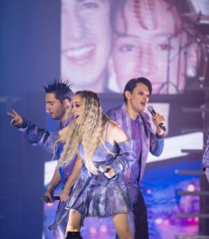 Naydelin Navarrete Instagram - Y arrancamos la gira de @2000sxsiempre !! 
GRACIAS por nuestro primer concierto sold out, lleno de amor, nostalgia y por permitirme volver a ser niña y cantar y corear con todos ustedes las canciones con las que crecimos! 
Nos vemos pronto en tu ciudad! 
➡️Next stop: Queretaro 

#pepsicenter #gira #conciertos #2000sxsiempre #soldout