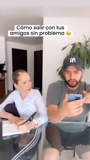 Naydelin Navarrete Instagram - ASI se pide permiso sin pedir permiso 😎 

#couple #couplegoals #carneasada #sunday #domingo #pedirpermiso #humor #comedy #comedia #viral #tips