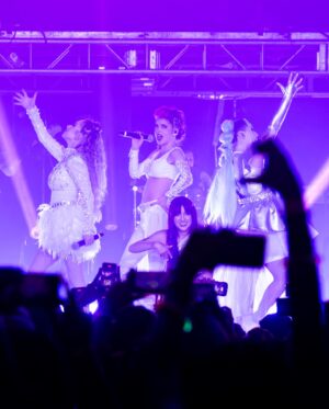Naydelin Navarrete Instagram - Lo que comenzó como una fecha en la Arena cdmx se convirtió en 3 presentaciones (Mty, gdl) no habíamos siquiera hecho la primera y por el sould out se abrieron más lugares que por supuesto se volvieron a agotar. Fue tal la respuesta del público, que una semana antes de la fecha, nos anunciarían que “2000s x siempre” haría gira por toda la República en marzo del 2024…
 Todo esto sin antes subir al escenario, pero ese día... Ese 5 de agosto quedará en mi memoria por siempre! Aún estoy procesando lo qué pasó… fue más que mágico, más que ensordecedor, fuimos 20,000 niños cantando y bailando las canciones con las que crecimos y que marcaron una generación! 
Y por si fuera poco, por qué USTEDES lo pidieron, no será marzo del siguiente año, si no que iniciamos la gira este 12 de octubre en el Pepsi center!! 😱😱 Así que GRACIAS! Gracias por su amor! Por crecer con nosotros! Y por seguir aquí cerquita!❤️🫶🏻mi gratitud y cariño.. X SIEMPRE!

Fotatza 📸  @soy_alanhdez 

@2000sxsiempre @2000spoptour #concierto #arenacdmx #gira #octubre #2023 #amigosxsiempre #complicesalrescate #aventuraseneltiempo