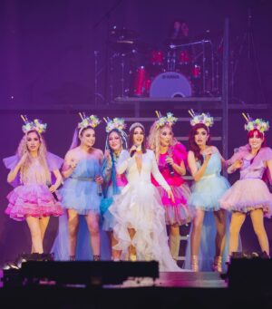 Naydelin Navarrete Instagram - Y arrancamos la gira de @2000sxsiempre !! 
GRACIAS por nuestro primer concierto sold out, lleno de amor, nostalgia y por permitirme volver a ser niña y cantar y corear con todos ustedes las canciones con las que crecimos! 
Nos vemos pronto en tu ciudad! 
➡️Next stop: Queretaro 

#pepsicenter #gira #conciertos #2000sxsiempre #soldout