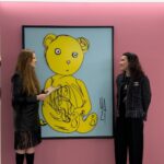 Naz Elmas Instagram - Artweeks İstanbul kapsamında Kıymetli Sanatçımız Haluk Akakçe Özel Koleksiyon sergisinin röportajını küratörlü Begüm Güneyle ile konuştuk.Röportajımızın tamamını burdan izleyebilirsiniz. @akakceh @hbegumguney @artweeksistanbul