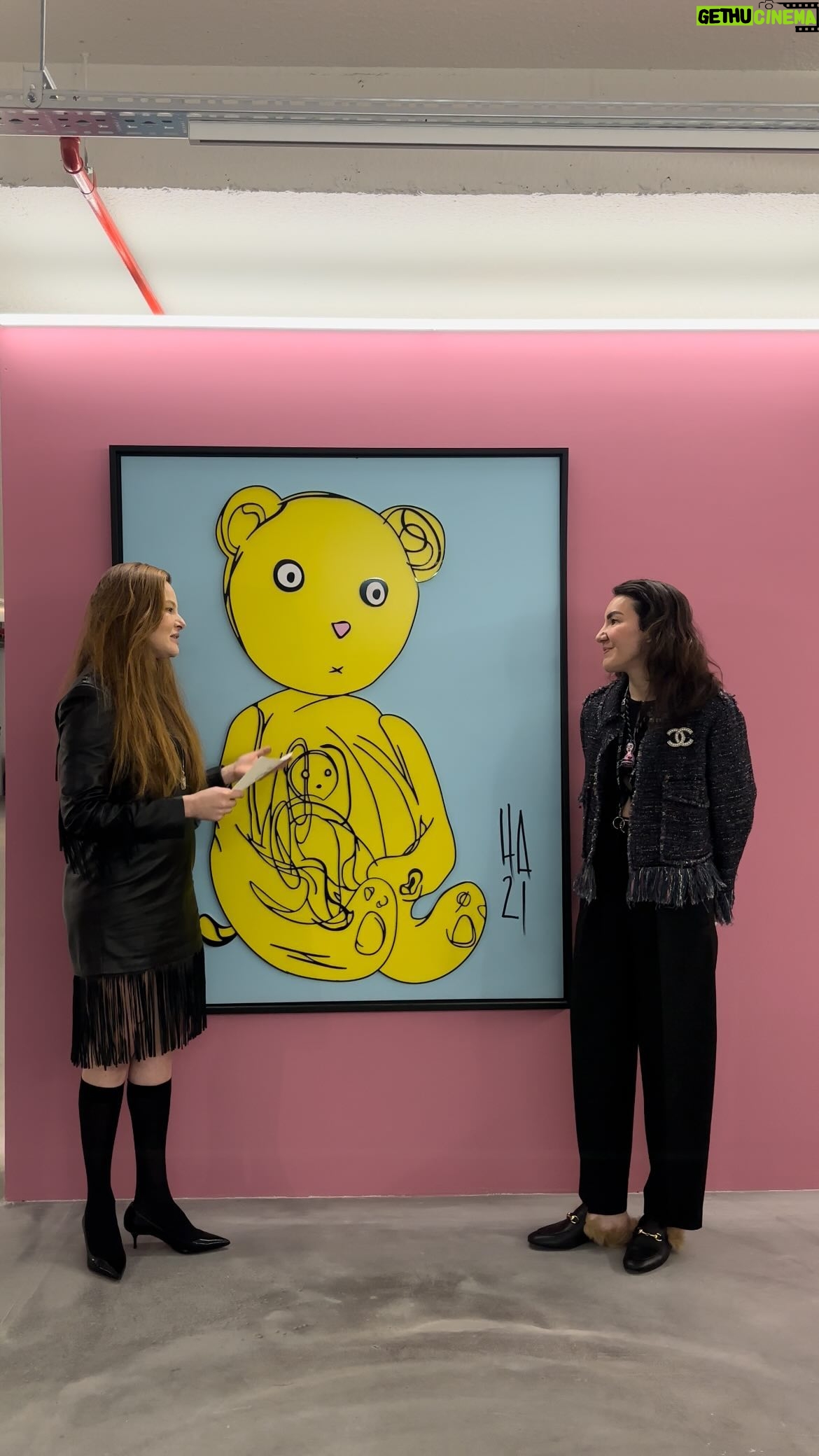 Naz Elmas Instagram - Artweeks İstanbul kapsamında Kıymetli Sanatçımız Haluk Akakçe Özel Koleksiyon sergisinin röportajını küratörlü Begüm Güneyle ile konuştuk.Röportajımızın tamamını burdan izleyebilirsiniz. @akakceh @hbegumguney @artweeksistanbul