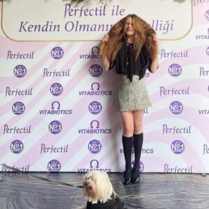 Naz Elmas Instagram - Yakın#tbt Dün gerçekleşen Perfectil davetinden…🤍💜🎀