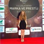 Naz Elmas Instagram – Rey medyamarka ve prestij ödülleri tarafından düzenlenen bu gece de ‘en iyi yardımcı kadın oyuncu ödülüyle ödüllendirildim.🙏💫💫💫