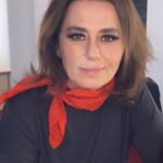 Nazan Kesal Instagram - 27 Mart Dünya Tiyatrolar Günümüz kutlu olsun💐Sanatı insan olmak için ,ekmek gibi,su gibi ihtiyaç görenlere, Sanatı,sanatçıyı diline dolayıp,engellemek isteyenlere rağmen , “inat “hikayelerini oynama cesareti gösterenlere, İnsanın yaralarını Tiyatro eliyle iyileştirmeye çalışanlara,destekleyenlere Tiyatro emekçilerine Ve tabii ki her daim alkış tutmak için salonları boş bırakmayan seyircisine, Ezcümle, Direnenlere selam olsun✋🏾