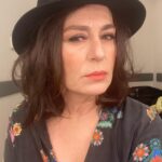Nazan Kesal Instagram - ŞAPKAMDA YAĞMUR Şapkamda yağmur içli bir şarkı söylüyor Nasıl da söylüyor dudaklarıyla O hacı gökyüzünün yıldızları ötmüyor İşimiz artık ıslanmış horozlarla Küçük adımlarla inmiş şehrin batı kapısından Şaşırtmış annemi kocaman gözleriyle Uykusundan etmiş keçileri oğlakları Yollarda uygunsuz açık saçık yatan Ben bir gün bu kasabadan giderim Yağmur da benimle gelir mi bilmiyorum Şapkamda yağmur içli bir şarkı söylüyor Oturmuş şapkamda şarkıyı dinliyorum. Ergin Günçe ( 1938 - 1983 )🌹