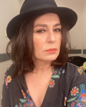 Nazan Kesal Instagram - ŞAPKAMDA YAĞMUR

 
Şapkamda yağmur içli bir şarkı söylüyor
Nasıl da söylüyor dudaklarıyla
O hacı gökyüzünün yıldızları ötmüyor
İşimiz artık ıslanmış horozlarla

Küçük adımlarla inmiş şehrin batı kapısından
Şaşırtmış annemi kocaman gözleriyle
Uykusundan etmiş keçileri oğlakları
Yollarda uygunsuz açık saçık yatan

Ben bir gün bu kasabadan giderim
Yağmur da benimle gelir mi bilmiyorum
Şapkamda yağmur içli bir şarkı söylüyor
Oturmuş şapkamda şarkıyı dinliyorum.

Ergin Günçe
( 1938 -  1983 )🌹