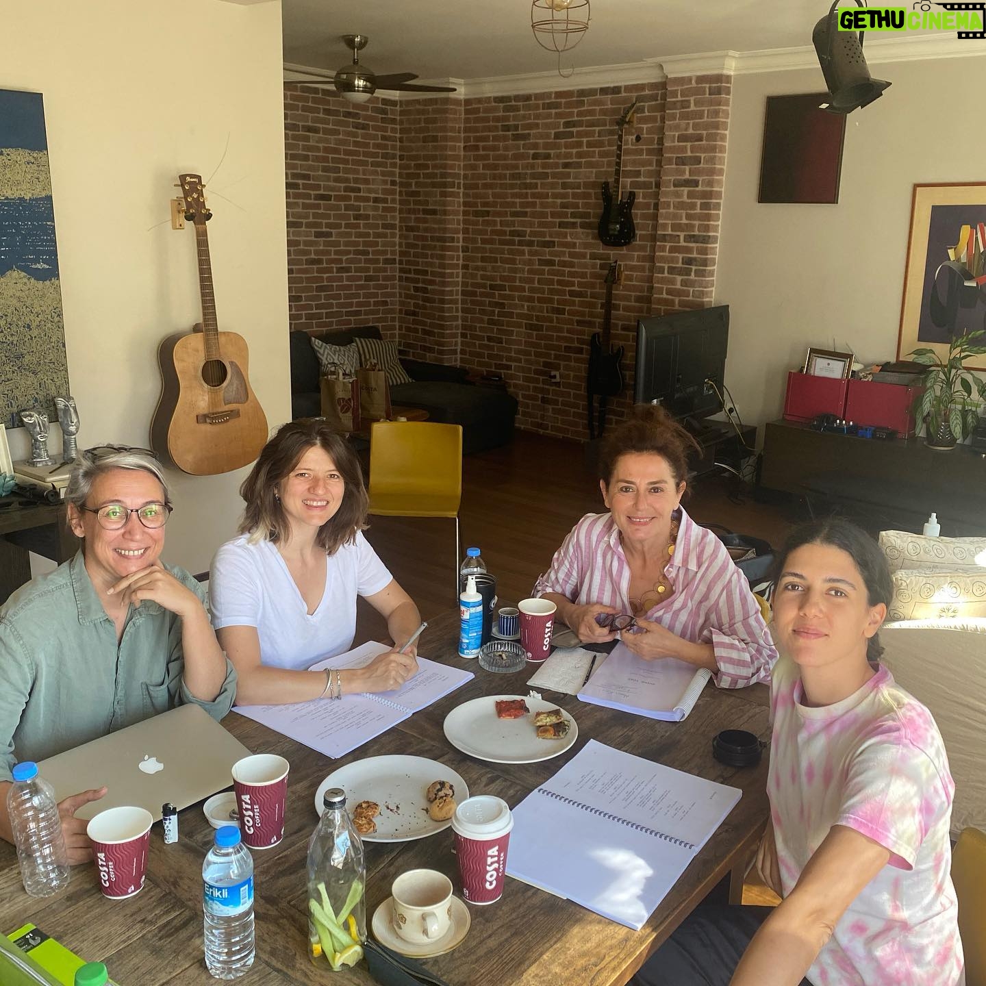 Nazan Kesal Instagram - Sinema filmi Suyun Yüzü, ilk buluşma 🥰 Zeynep Köprülü Zeka nın ilk uzun metrajlı filmi “Suyun Yüzü” için buluştuk. Nasıl güzel bir senaryo👌 nasıl güzel bir ekip ❤️💐 Çok güzel olacağına inandığım bu ilk filmin ,ilk okumasını yaptık. @zipkop @cemreebuzziya_ #suyunyüzü #sinemafilmi Rastgele✋🏾💐