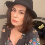 Nazan Kesal Instagram - ŞAPKAMDA YAĞMUR Şapkamda yağmur içli bir şarkı söylüyor Nasıl da söylüyor dudaklarıyla O hacı gökyüzünün yıldızları ötmüyor İşimiz artık ıslanmış horozlarla Küçük adımlarla inmiş şehrin batı kapısından Şaşırtmış annemi kocaman gözleriyle Uykusundan etmiş keçileri oğlakları Yollarda uygunsuz açık saçık yatan Ben bir gün bu kasabadan giderim Yağmur da benimle gelir mi bilmiyorum Şapkamda yağmur içli bir şarkı söylüyor Oturmuş şapkamda şarkıyı dinliyorum. Ergin Günçe ( 1938 - 1983 )🌹