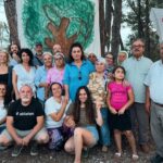 Nazan Kesal Instagram – Akbelen Ormanı direnişçileriyle buluştuk..oyun öncesi provamı onlarla yaptım..
soluklandık ,çaylarını içtik..Ağaçların soyundan gelenlerle paranın soyundan gelenlerin savaşı bu..
Ağaç yoksa şayet nefes yok,
gölge yok,
Canlıların yuvaları yok,
börtü böcek,
kurtlar ,kuşlar yok..yok..yok
Yaşam yok
köylünün kaynaklarını yaşam alanlarını yoketmişler..korkunç bir manzara..
Kötülüğün resmini Akbelen ormanlarında yapmışlar
Gel ve Gör
#akbelenesahipçık #akbelenedokunma