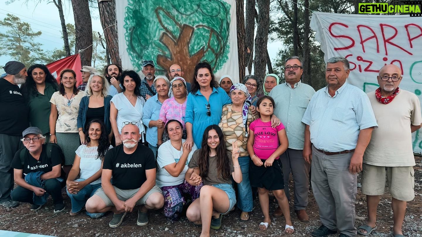 Nazan Kesal Instagram - Akbelen Ormanı direnişçileriyle buluştuk..oyun öncesi provamı onlarla yaptım.. soluklandık ,çaylarını içtik..Ağaçların soyundan gelenlerle paranın soyundan gelenlerin savaşı bu.. Ağaç yoksa şayet nefes yok, gölge yok, Canlıların yuvaları yok, börtü böcek, kurtlar ,kuşlar yok..yok..yok Yaşam yok köylünün kaynaklarını yaşam alanlarını yoketmişler..korkunç bir manzara.. Kötülüğün resmini Akbelen ormanlarında yapmışlar Gel ve Gör #akbelenesahipçık #akbelenedokunma