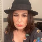 Nazan Kesal Instagram - ŞAPKAMDA YAĞMUR Şapkamda yağmur içli bir şarkı söylüyor Nasıl da söylüyor dudaklarıyla O hacı gökyüzünün yıldızları ötmüyor İşimiz artık ıslanmış horozlarla Küçük adımlarla inmiş şehrin batı kapısından Şaşırtmış annemi kocaman gözleriyle Uykusundan etmiş keçileri oğlakları Yollarda uygunsuz açık saçık yatan Ben bir gün bu kasabadan giderim Yağmur da benimle gelir mi bilmiyorum Şapkamda yağmur içli bir şarkı söylüyor Oturmuş şapkamda şarkıyı dinliyorum. Ergin Günçe ( 1938 - 1983 )🌹
