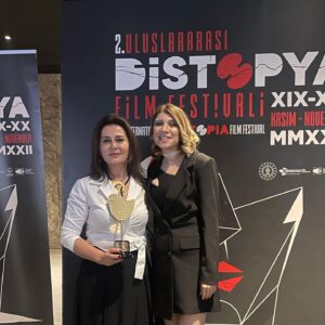 Nazan Kesal Instagram - 2.Uluslararası Distopya Film Festivali Onur ödülü için layık görenlere şükran🙏🏻
Bu ödül #iranda kadın,özgürlük ve yaşam mücadelesi veren kızkardeşlerimiz için✌🏻💐
#mahsaamini🌹