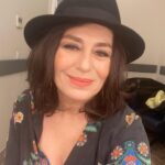 Nazan Kesal Instagram - ŞAPKAMDA YAĞMUR Şapkamda yağmur içli bir şarkı söylüyor Nasıl da söylüyor dudaklarıyla O hacı gökyüzünün yıldızları ötmüyor İşimiz artık ıslanmış horozlarla Küçük adımlarla inmiş şehrin batı kapısından Şaşırtmış annemi kocaman gözleriyle Uykusundan etmiş keçileri oğlakları Yollarda uygunsuz açık saçık yatan Ben bir gün bu kasabadan giderim Yağmur da benimle gelir mi bilmiyorum Şapkamda yağmur içli bir şarkı söylüyor Oturmuş şapkamda şarkıyı dinliyorum. Ergin Günçe ( 1938 - 1983 )🌹