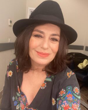 Nazan Kesal Instagram - ŞAPKAMDA YAĞMUR

 
Şapkamda yağmur içli bir şarkı söylüyor
Nasıl da söylüyor dudaklarıyla
O hacı gökyüzünün yıldızları ötmüyor
İşimiz artık ıslanmış horozlarla

Küçük adımlarla inmiş şehrin batı kapısından
Şaşırtmış annemi kocaman gözleriyle
Uykusundan etmiş keçileri oğlakları
Yollarda uygunsuz açık saçık yatan

Ben bir gün bu kasabadan giderim
Yağmur da benimle gelir mi bilmiyorum
Şapkamda yağmur içli bir şarkı söylüyor
Oturmuş şapkamda şarkıyı dinliyorum.

Ergin Günçe
( 1938 -  1983 )🌹