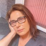 Nazan Kesal Instagram – Dün akşamın hafif yorgunluğu … @urladam_ 
Kalbim Urla Dam Ağaçlı Sahnede kaldı ❤️@yaralarmasktandr seyretmeye gelen bütün seyircilerimize şükran🙏🏻💐Ne güzel bir akşamdı ve ne güzel bir seyirci🎭
#set#istanbul
#karavan #digitaldizi