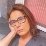 Nazan Kesal Instagram – Dün akşamın hafif yorgunluğu … @urladam_ 
Kalbim Urla Dam Ağaçlı Sahnede kaldı ❤️@yaralarmasktandr seyretmeye gelen bütün seyircilerimize şükran🙏🏻💐Ne güzel bir akşamdı ve ne güzel bir seyirci🎭
#set#istanbul
#karavan #digitaldizi