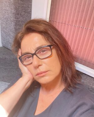 Nazan Kesal Instagram - Dün akşamın hafif yorgunluğu … @urladam_ 
Kalbim Urla Dam Ağaçlı Sahnede kaldı ❤️@yaralarmasktandr seyretmeye gelen bütün seyircilerimize şükran🙏🏻💐Ne güzel bir akşamdı ve ne güzel bir seyirci🎭
#set#istanbul
#karavan #digitaldizi