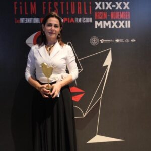 Nazan Kesal Instagram - 2.Uluslararası Distopya Film Festivali Onur ödülü için layık görenlere şükran🙏🏻
Bu ödül #iranda kadın,özgürlük ve yaşam mücadelesi veren kızkardeşlerimiz için✌🏻💐
#mahsaamini🌹
