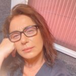 Nazan Kesal Instagram – Dün akşamın hafif yorgunluğu … @urladam_ 
Kalbim Urla Dam Ağaçlı Sahnede kaldı ❤️@yaralarmasktandr seyretmeye gelen bütün seyircilerimize şükran🙏🏻💐Ne güzel bir akşamdı ve ne güzel bir seyirci🎭
#set#istanbul
#karavan #digitaldizi
