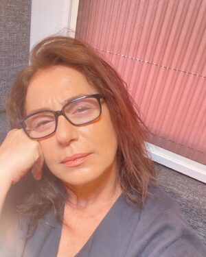 Nazan Kesal Instagram - Dün akşamın hafif yorgunluğu … @urladam_ 
Kalbim Urla Dam Ağaçlı Sahnede kaldı ❤️@yaralarmasktandr seyretmeye gelen bütün seyircilerimize şükran🙏🏻💐Ne güzel bir akşamdı ve ne güzel bir seyirci🎭
#set#istanbul
#karavan #digitaldizi