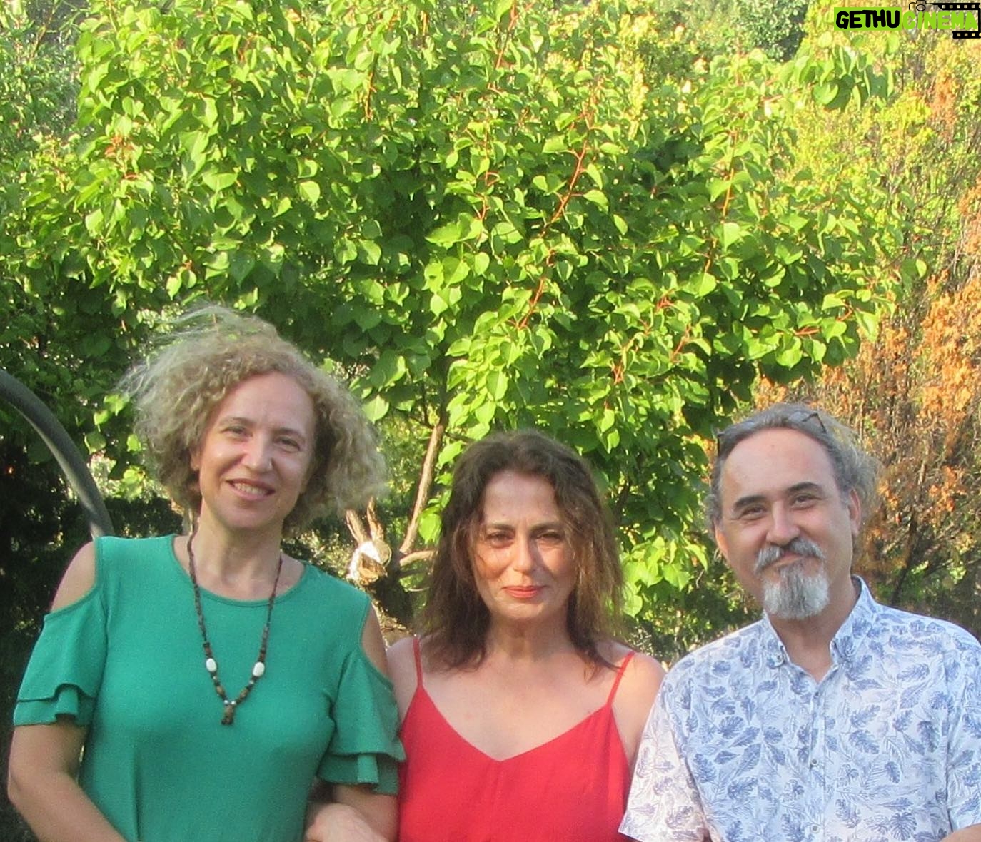 Nazan Kesal Instagram - Yıllardır görmediğim , sevdiğim eski dostlarla Urla da güzel bir karşılaşmadan geriye kalanlar. 💐 An vardır sadece .Anlar kalıcıdır.Hayat geçer gider anlar kalır bellekte.. Gülnihal okul arkadaşım ve belleğimde hatırası silinmeyenlerden Bu kalp seni unutur mu?❤️ “İzimizi Kaybetmeyin “ Sevgili Hasan ve Neslihanın youtube kanalının adı. Abone olmayı ve takipte kalmayı unutmayın. Hasan ve Neslihanın benimle yaptığı röportajın linki https://youtu.be/n_Lv1pSjo2E https://youtu.be/n_Lv1pSjo2E