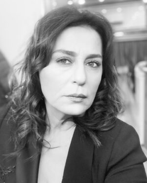 Nazan Kesal Instagram - Siyah-Beyaz 
Bu iki renk sadece fotograflarda kalsın.
Yaşamdaki ana ve ara renklerimizi hiç unutmadan!!
Kırmızı
Mavi
Sarı
Yeşil
Mor
Pembe
Kahverengi 
….
…