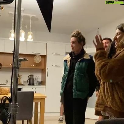 Nazan Kesal Instagram - Filmler biter,dostluklar kalır geriye🙏🏻Suyun Yüzü film senaryosunu dört yıldır ince ince işleyip ilk uzun metrajında beni hayalinin bir parçası yaptığı için yönetmenimiz Zeynep e, Yapımcımız Utkuya ve tüm emeği geçenlere şükran🙏🏻💐Nice bağımsız filmlere🔥#suyunyüzü #sinemafilmi