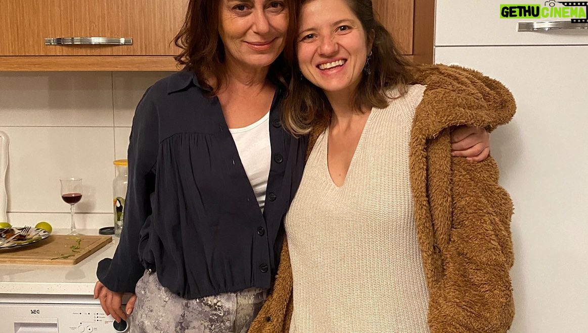 Nazan Kesal Instagram - Filmler biter,dostluklar kalır geriye🙏🏻Suyun Yüzü film senaryosunu dört yıldır ince ince işleyip ilk uzun metrajında beni hayalinin bir parçası yaptığı için yönetmenimiz Zeynep e, Yapımcımız Utkuya ve tüm emeği geçenlere şükran🙏🏻💐Nice bağımsız filmlere🔥#suyunyüzü #sinemafilmi