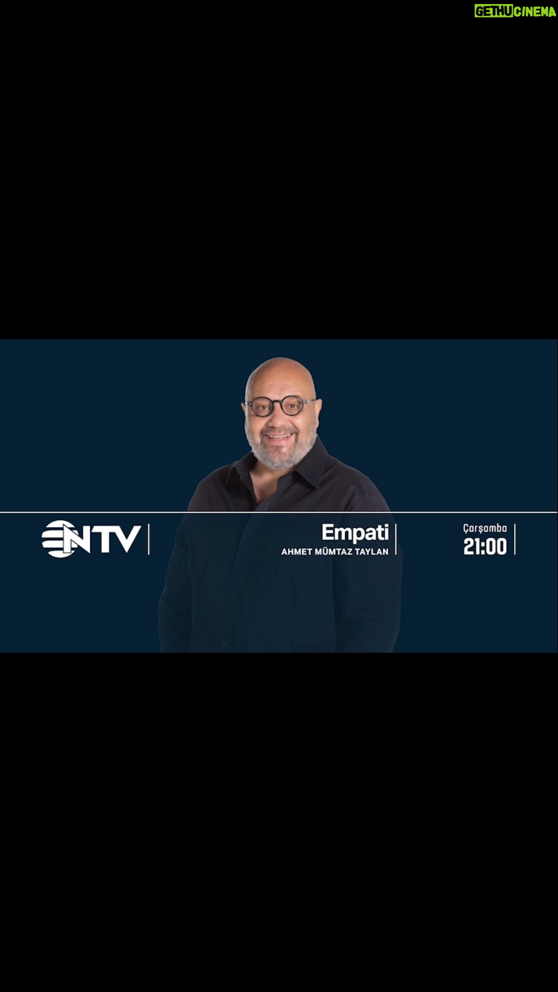 Nazan Kesal Instagram - Ahmet@ahmetmumtaztaylanofficial Bu toplum için , “Diğerkamlık “ yapıyor. Hikayelerdeki kahramanlarla ben de duygudaşlık yapmaya çalıştım.Etkileyiciydi ve ilginç bir konukluktu benim için💐 Anlamak hissetmekten daha kolay . Bu kalpsiz dünyada bizi daha çok insan yapar hislerimiz. Bu kalpsiz dünyada en çok ihtiyacımız olansa 👉🏼EMPATİ İzleyin,İzlettirin✋🏾@empati