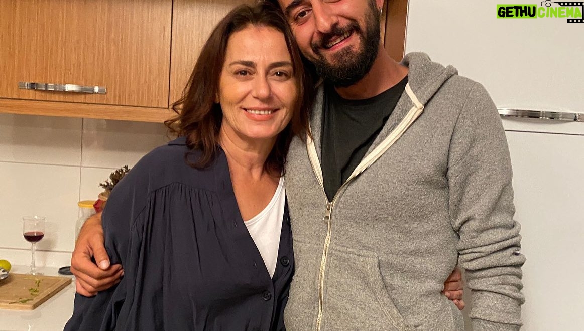 Nazan Kesal Instagram - Filmler biter,dostluklar kalır geriye🙏🏻Suyun Yüzü film senaryosunu dört yıldır ince ince işleyip ilk uzun metrajında beni hayalinin bir parçası yaptığı için yönetmenimiz Zeynep e, Yapımcımız Utkuya ve tüm emeği geçenlere şükran🙏🏻💐Nice bağımsız filmlere🔥#suyunyüzü #sinemafilmi