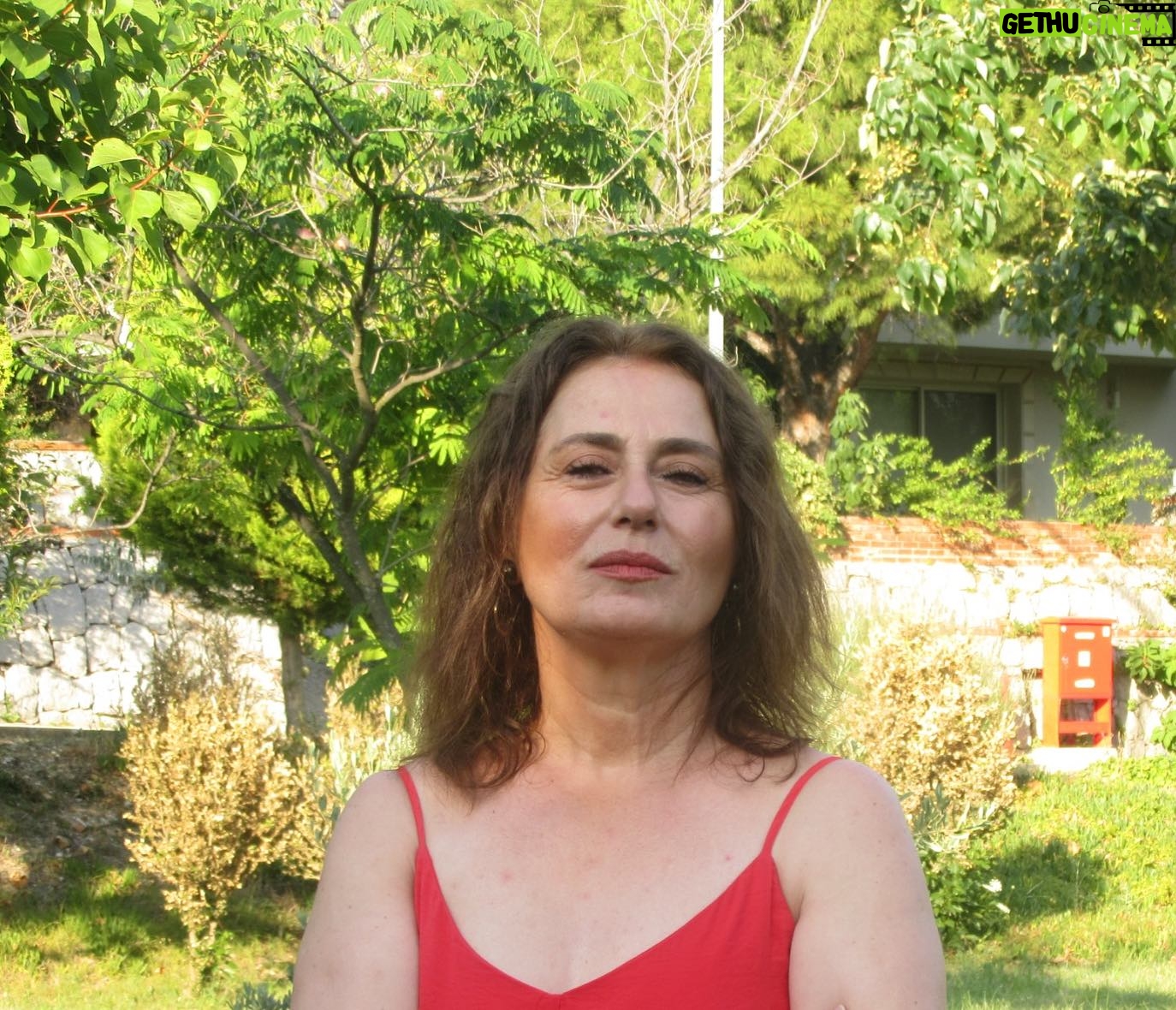 Nazan Kesal Instagram - Yıllardır görmediğim , sevdiğim eski dostlarla Urla da güzel bir karşılaşmadan geriye kalanlar. 💐 An vardır sadece .Anlar kalıcıdır.Hayat geçer gider anlar kalır bellekte.. Gülnihal okul arkadaşım ve belleğimde hatırası silinmeyenlerden Bu kalp seni unutur mu?❤️ “İzimizi Kaybetmeyin “ Sevgili Hasan ve Neslihanın youtube kanalının adı. Abone olmayı ve takipte kalmayı unutmayın. Hasan ve Neslihanın benimle yaptığı röportajın linki https://youtu.be/n_Lv1pSjo2E https://youtu.be/n_Lv1pSjo2E