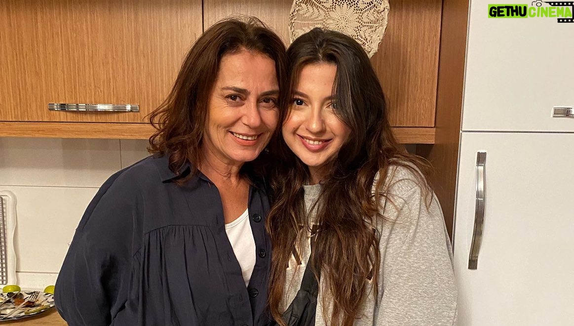 Nazan Kesal Instagram - Filmler biter,dostluklar kalır geriye🙏🏻Suyun Yüzü film senaryosunu dört yıldır ince ince işleyip ilk uzun metrajında beni hayalinin bir parçası yaptığı için yönetmenimiz Zeynep e, Yapımcımız Utkuya ve tüm emeği geçenlere şükran🙏🏻💐Nice bağımsız filmlere🔥#suyunyüzü #sinemafilmi