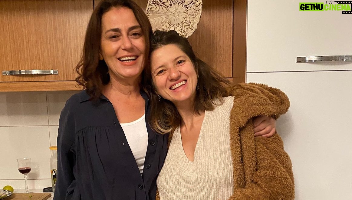 Nazan Kesal Instagram - Filmler biter,dostluklar kalır geriye🙏🏻Suyun Yüzü film senaryosunu dört yıldır ince ince işleyip ilk uzun metrajında beni hayalinin bir parçası yaptığı için yönetmenimiz Zeynep e, Yapımcımız Utkuya ve tüm emeği geçenlere şükran🙏🏻💐Nice bağımsız filmlere🔥#suyunyüzü #sinemafilmi