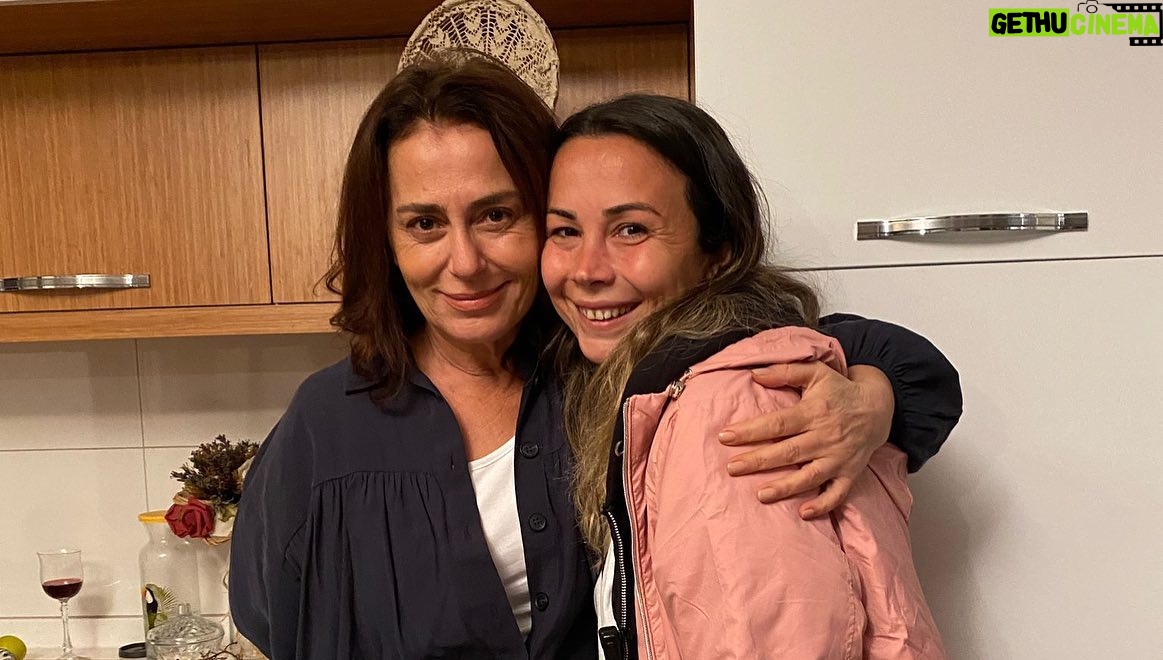 Nazan Kesal Instagram - Filmler biter,dostluklar kalır geriye🙏🏻Suyun Yüzü film senaryosunu dört yıldır ince ince işleyip ilk uzun metrajında beni hayalinin bir parçası yaptığı için yönetmenimiz Zeynep e, Yapımcımız Utkuya ve tüm emeği geçenlere şükran🙏🏻💐Nice bağımsız filmlere🔥#suyunyüzü #sinemafilmi