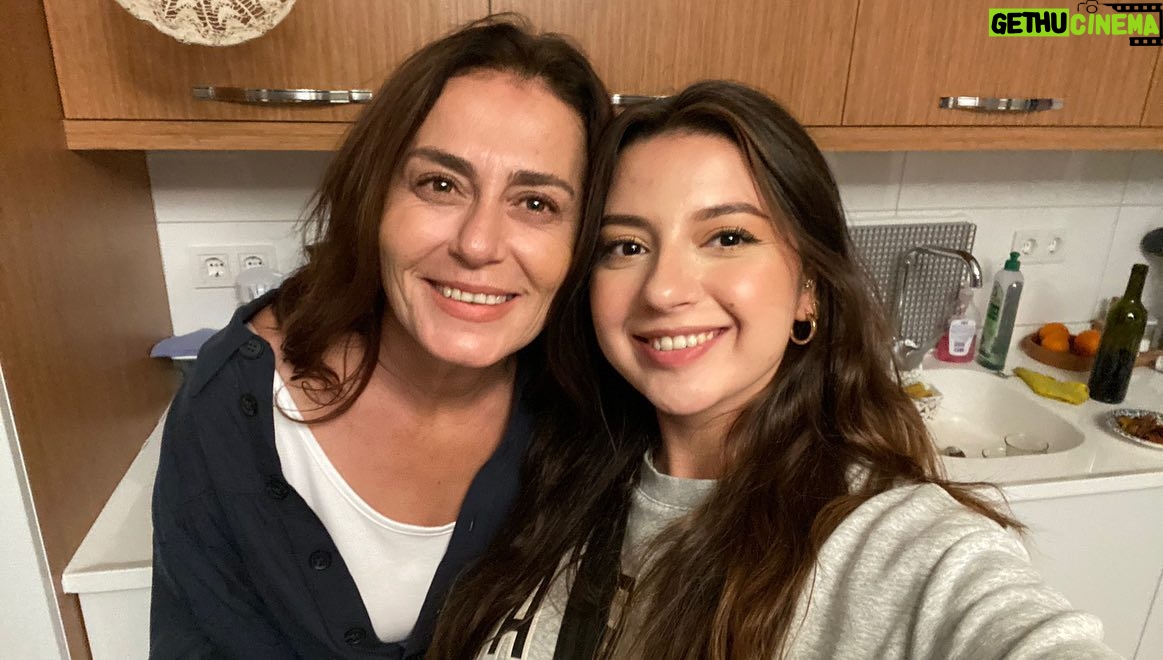 Nazan Kesal Instagram - Filmler biter,dostluklar kalır geriye🙏🏻Suyun Yüzü film senaryosunu dört yıldır ince ince işleyip ilk uzun metrajında beni hayalinin bir parçası yaptığı için yönetmenimiz Zeynep e, Yapımcımız Utkuya ve tüm emeği geçenlere şükran🙏🏻💐Nice bağımsız filmlere🔥#suyunyüzü #sinemafilmi