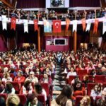 Nazan Kesal Instagram - Fethiyeden geriye bir avuç dolusu mutluluk kaldı.Özellikle yazmak istedim bu teşekkür postunu.Fethiye Belediye Başkanı Alim Karacaya ve kıymetli eşi Çiğdem Hanıma ,meclis üyelerine,protokole sadece halkın oturması gerektiğine inanan tutumlarıyla oyunu en arkadan izlemeleri beni çok etkiledi.Bu bakış açısı,yönetim biçimi örnek olmalı,bu davranış dili çoğalmalı. Kültür ve sosyal işler müdürü Halime hanıma özellikle teşekkür ediyorum✋🏾8 Mart Dünya Emekçi Kadınlar Günü ne davet ettiği için ,beni nitelikli seyirciyle ,o güzel ruhlarla tanıştırdığı için şükran🙏🏻Ne güzel ki @yaralarmasktandr Kızkardeşliği çoğaltıyor❤️ Oyunu izleyemeyen,kalabalıktan dolayı dışarda kalan Fethiye seyircisine söz 😘yine geleceğim oyunumla💐✋🏾 @ayselbzyl ❤️varol @yelholidayresort 🌺@yaralarmasktandr @ilksen_halime_ok @fethiyebelediye