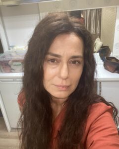 Nazan Kesal Instagram - Hayatla Barış filmimin son sahnesini çektim,Aysele sonkez baktım..Ayseli seyirciye emanet ederek vedalaştım. Barışın annesi olma yolculuğumda filmin yönetmeni sevgili Ekin e @ekinpandir ve yön yardımcımız @ceylankarasarlioglu na yapımcımız @hunkardogann a uygulayıcı yapımcımız @erdalbali ye canlarım @taner_olmez Taner e ve Barışa @baristelliofficial görüntü yönetmenimiz #serdarünlütürk e hazırlık ekibine @beseyustel Bu anlamlı filme emeği geçen katkı ,sunan değer katan ,herkese şükran🙏🏻 @hayatlabarisfilm Hayatla Barış yakında sinemalarda🫶😎