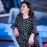 Nazan Kesal Instagram - Merhametin ,vicdanın,iyiliğin,sevginin yılı olsun 2024🙏🏻 Kimsenin öldürülmediği bir yıl olsun🙏🏻 Merhametli,vicdanlı,iyi kalpli ,sevgi dolu insanlar!!!yeni yılınızı kutlarım💐 Aydın Ufuklar “bir gün biz güvercinlerimizi bulacağız ve sevecenlik güzelliğin elini tutacak.”   en küçük marşın öpücük olduğu gün ve insanın insana kardeş evlerin kapısını artık kapatmadıkları gün kilit söylencedir ve yürek yaşamaya yeter   tüm sözlerin anlamının sevgi olduğu gün son sözcük için söz peşinde olmayasın diye tüm sözcüklerin melodisi yaşam olduğu gün son şiir için uyak peşinde acı çekmeyesin diye tüm dudakların şarkı olduğu gün en küçük marş öpücük olsun diye senin geldiğin ve herzamanlığına geldiğin ve sevecenlik ve güzellik beraber olduğu gün güvercinlerimize yeniden tane serpeceğiz ve ben o günü bekliyorum belki benim bile olmadığım günü  Şiir :Ahmet Şamlu Çeviri :Haşim Hüsrevşahi