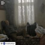 Nazan Kesal Instagram – 2013 yılında yönetmenliğini yaptığım ilk kısa filmim #salıncak şimdi @mubiturkiye de👁️Bir kadının yaşamının son 12 dakikasına tanıklık edeceksiniz.
Senaryo :Ercan Kesal
Görüntü yönetmeni İlker Berke 
Ses Tasarımı @agaali 
Oyuncular,dev kadro🙏🏻
Ahmet Mekin @sebnemhassanisoughi @kesalercan