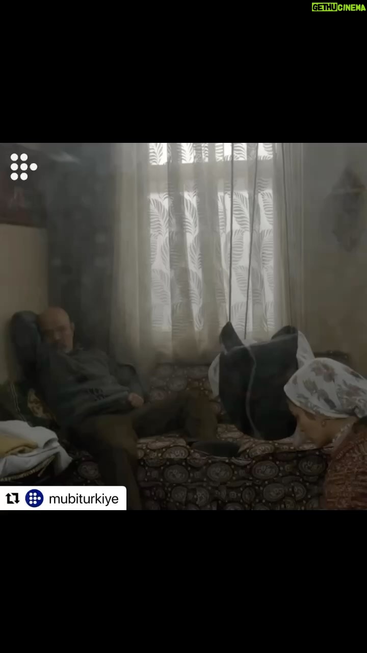 Nazan Kesal Instagram - 2013 yılında yönetmenliğini yaptığım ilk kısa filmim #salıncak şimdi @mubiturkiye de👁️Bir kadının yaşamının son 12 dakikasına tanıklık edeceksiniz. Senaryo :Ercan Kesal Görüntü yönetmeni İlker Berke Ses Tasarımı @agaali Oyuncular,dev kadro🙏🏻 Ahmet Mekin @sebnemhassanisoughi @kesalercan