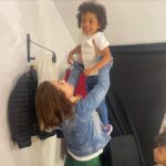 Nazan Kesal Instagram – Bu fotograflara kalbimi bıraktım❤️Dün kulisim tam da dünyanın orta çizgisinden ,Ekvadordan gelen misafirlerimle doldu,taştı.
Fenebahçe futbol takımının önemli oyuncularından Enner Valencia nın ailesi ile tanıştık🌺❤️
Dünya insanlığın evi ve sadece geçip gittiğimiz bir yerküre işte!
Geride bırakabildiğimiz ise 
bu fotograf karalerinden sızan 
saygı,sevgi,hoşgörü,
iyilik ..
Dün bayram sevinci yaşattığınız ve dünyamı güzelleştirdiğiniz için bu güzel aileye şükran🙏🏻
Ekvadora selam✋🏾
🌺🌺🌺🌺🌺🌺
Bu vesileyle ,
İyi bayramlar 💐