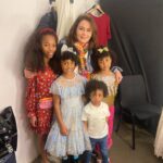 Nazan Kesal Instagram – Bu fotograflara kalbimi bıraktım❤️Dün kulisim tam da dünyanın orta çizgisinden ,Ekvadordan gelen misafirlerimle doldu,taştı.
Fenebahçe futbol takımının önemli oyuncularından Enner Valencia nın ailesi ile tanıştık🌺❤️
Dünya insanlığın evi ve sadece geçip gittiğimiz bir yerküre işte!
Geride bırakabildiğimiz ise 
bu fotograf karalerinden sızan 
saygı,sevgi,hoşgörü,
iyilik ..
Dün bayram sevinci yaşattığınız ve dünyamı güzelleştirdiğiniz için bu güzel aileye şükran🙏🏻
Ekvadora selam✋🏾
🌺🌺🌺🌺🌺🌺
Bu vesileyle ,
İyi bayramlar 💐