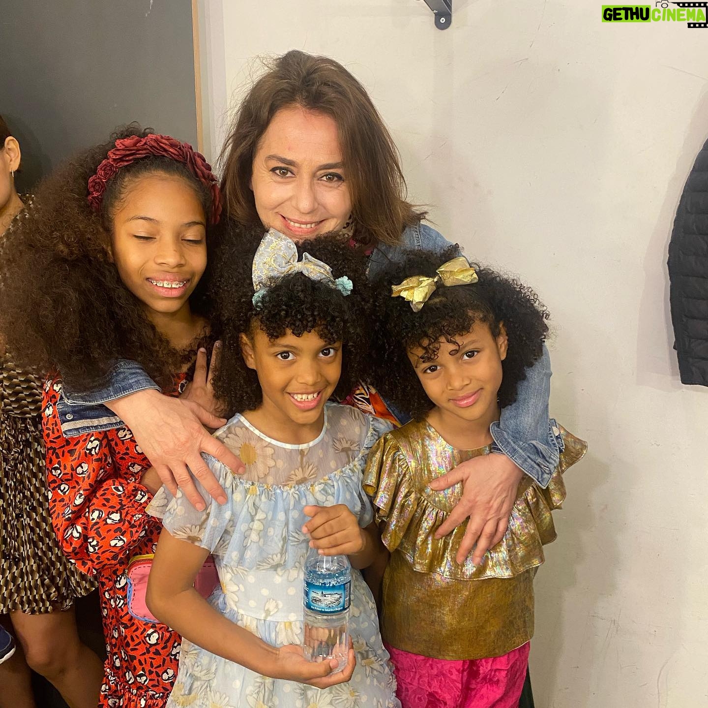 Nazan Kesal Instagram - Bu fotograflara kalbimi bıraktım❤️Dün kulisim tam da dünyanın orta çizgisinden ,Ekvadordan gelen misafirlerimle doldu,taştı. Fenebahçe futbol takımının önemli oyuncularından Enner Valencia nın ailesi ile tanıştık🌺❤️ Dünya insanlığın evi ve sadece geçip gittiğimiz bir yerküre işte! Geride bırakabildiğimiz ise bu fotograf karalerinden sızan saygı,sevgi,hoşgörü, iyilik .. Dün bayram sevinci yaşattığınız ve dünyamı güzelleştirdiğiniz için bu güzel aileye şükran🙏🏻 Ekvadora selam✋🏾 🌺🌺🌺🌺🌺🌺 Bu vesileyle , İyi bayramlar 💐