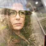 Nazan Kesal Instagram – #yansımalar
DENGE
Sizin alınız al inandım 
Sizin morunuz mor inandım 
Tanrınız büyük amenna 
Şiiriniz adamakıllı şiir 
Dumanı da caba 

Bütün ağaçlarla uyuşmuşum 
Kalabalık ha olmuş ha olmamış 
Sokaklarda yitirmiş cebimde bulmuşum 
Ama sokaklar şöyleymiş 
Ağaçlar böyleymiş 
Ama sizin adınız ne 
Benim dengemi bozmayınız 

Aşkım da değişebilir gerçeklerim de 
Pırıl pırıl dalgalı bir denize karşı 
Yangelmişim diz boyu sulara 
Hepinize iyiniyetle gülümsüyorum 
Hiçbirinizle dövüşemem 
Benim bir gizli bildiğim var 
Sizin alınız al inandım 
Morunuz mor inandım 
Ben tam kendime göre 
Ben tam dünyaya göre 
Ama sizin adınız ne 
Benim dengemi bozmayınız
Turgut Uyar❤️🙏🏻