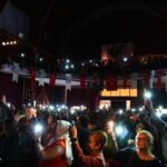 Nazan Kesal Instagram - Fethiyeden geriye bir avuç dolusu mutluluk kaldı.Özellikle yazmak istedim bu teşekkür postunu.Fethiye Belediye Başkanı Alim Karacaya ve kıymetli eşi Çiğdem Hanıma ,meclis üyelerine,protokole sadece halkın oturması gerektiğine inanan tutumlarıyla oyunu en arkadan izlemeleri beni çok etkiledi.Bu bakış açısı,yönetim biçimi örnek olmalı,bu davranış dili çoğalmalı. Kültür ve sosyal işler müdürü Halime hanıma özellikle teşekkür ediyorum✋🏾8 Mart Dünya Emekçi Kadınlar Günü ne davet ettiği için ,beni nitelikli seyirciyle ,o güzel ruhlarla tanıştırdığı için şükran🙏🏻Ne güzel ki @yaralarmasktandr Kızkardeşliği çoğaltıyor❤️ Oyunu izleyemeyen,kalabalıktan dolayı dışarda kalan Fethiye seyircisine söz 😘yine geleceğim oyunumla💐✋🏾 @ayselbzyl ❤️varol @yelholidayresort 🌺@yaralarmasktandr @ilksen_halime_ok @fethiyebelediye