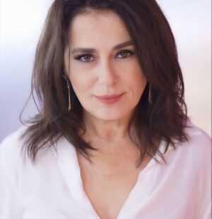 Nazan Kesal Instagram - Güzel bir anı oldu.🥰Kalsın burada..🫶Hayranlara da selam olsun✋🏾💐iyilikle sevgiyle kalın..Daima🙏🏻Teşekkürler @verissimotv @mediasetinfinity @cristiano.demasi