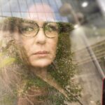 Nazan Kesal Instagram – #yansımalar
DENGE
Sizin alınız al inandım 
Sizin morunuz mor inandım 
Tanrınız büyük amenna 
Şiiriniz adamakıllı şiir 
Dumanı da caba 

Bütün ağaçlarla uyuşmuşum 
Kalabalık ha olmuş ha olmamış 
Sokaklarda yitirmiş cebimde bulmuşum 
Ama sokaklar şöyleymiş 
Ağaçlar böyleymiş 
Ama sizin adınız ne 
Benim dengemi bozmayınız 

Aşkım da değişebilir gerçeklerim de 
Pırıl pırıl dalgalı bir denize karşı 
Yangelmişim diz boyu sulara 
Hepinize iyiniyetle gülümsüyorum 
Hiçbirinizle dövüşemem 
Benim bir gizli bildiğim var 
Sizin alınız al inandım 
Morunuz mor inandım 
Ben tam kendime göre 
Ben tam dünyaya göre 
Ama sizin adınız ne 
Benim dengemi bozmayınız
Turgut Uyar❤️🙏🏻