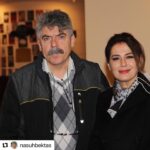Nazan Kesal Instagram - #Repost @nasuhbektas with @use.repost ・・・ Kadına, doğumuyla birlikte hep bir çerçeve çizilmek isteniyor. Bedeni, giyimi, işi, düşüncesi, yaşam tarzı, ne söyleyeceği veya söyleyemeyeceği hep birileri tarafından birilenmek istiyor. Toplumlara ve ülkelere göre değişmekle birlikte kadınlar, bir taraftan yaşamlarını sürerken bir taraftan da bu çerçeveyi kırmakla uğraşıyorlar. İşte o çerçeveyi sonuna kadar zorlamış bir kadın Furuğ Ferruhzad, sadece ama sadece içinden şiir geliyor diye dışlanmış. Nazan Kesal, bu hikayeyi bizimle buluşturuyor. Özellikle oyun sonu, kadınlar sanki Nazan Kesal ile konuşmuyor, Furuğ Ferruhzad ile konuşuyormuş gibi duygu doluydular. Sanatın ve özellikle tiyatronun bu etkili anlatımı bazılarında rahatsız etmiyor değil. Hele sanatın o dik duruşu, işte oyun sonunda gerçek bir sanatçının verdiği mesaj “helal etmiyorum “ onları korkutmaya yetiyor. Teşekkürler @nazan_kesal 🙏🙏🙏🙏 Varolun @nasuhbektas 🙏🏻